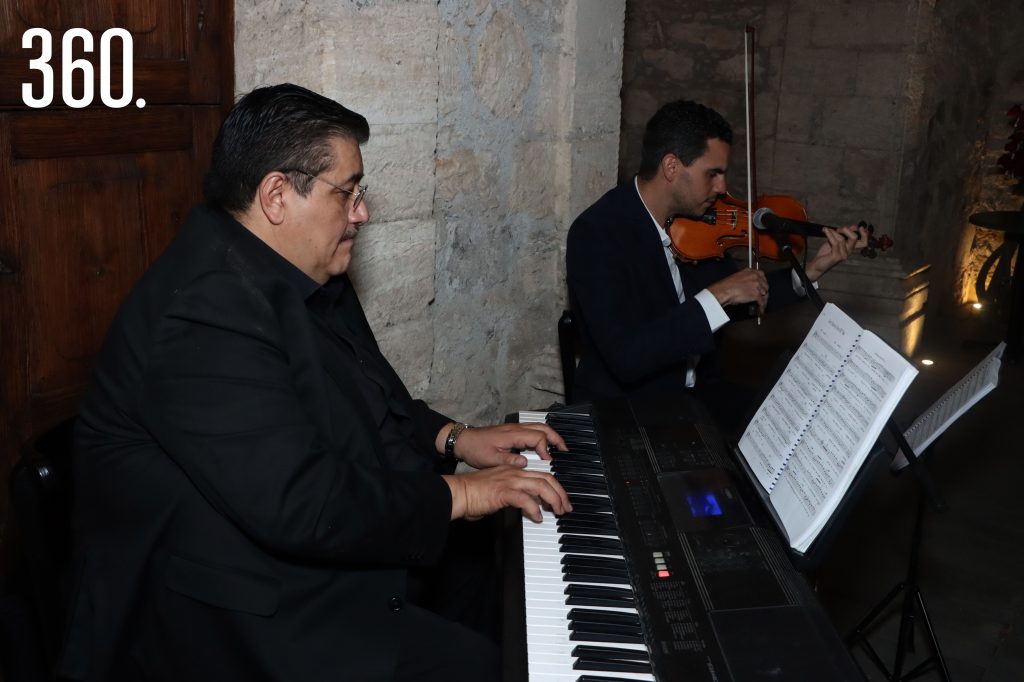 Pedro Juárez, en el piano, y Braulio Labañino, al violín, amenizaron la cena con lo mejor de su repertorio romántico.