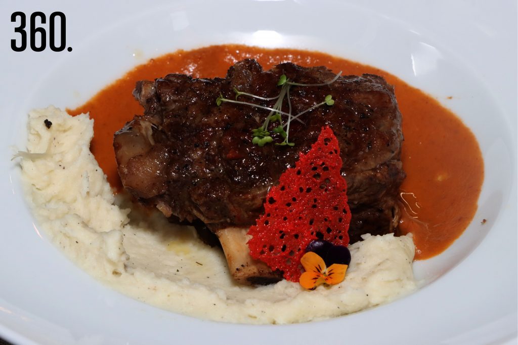 Concierto: short rib de lenta cocción, salsa de ajo y chipotle rostizado con puré de papa.