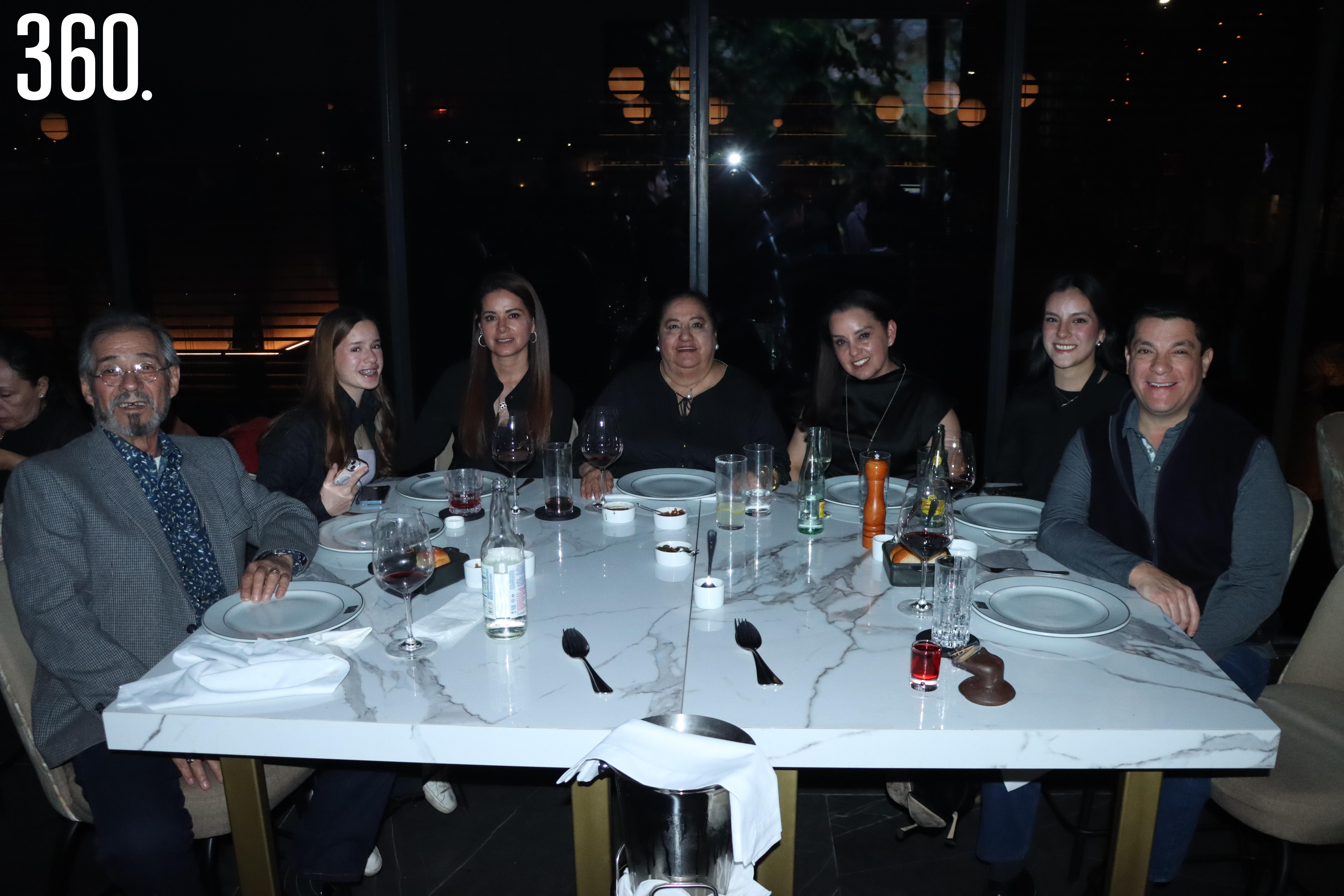 Luis Arturo Verduzco, María Paula Mendoza, Katy, Lupita y Karina Verduzco, Ana Sofía y Víctor Campos.