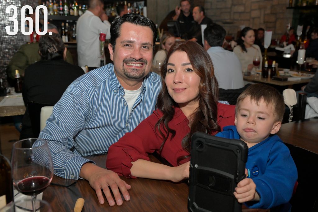 Omar Robles, Estefanie Briones y Abraham Robles.