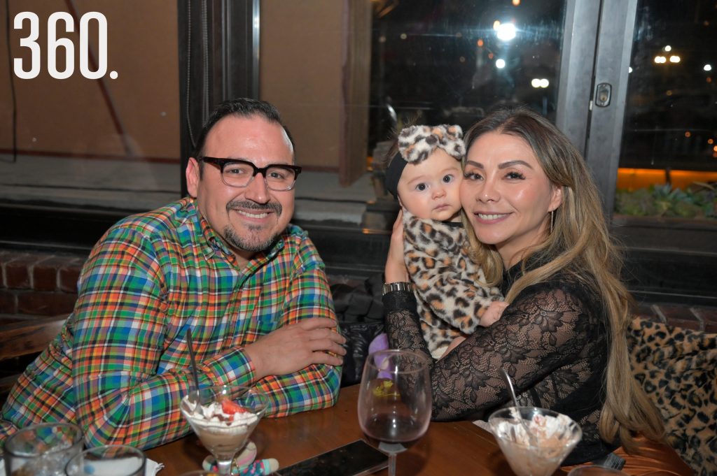Adrián y Camille Hurtado con Denisse Bautista.