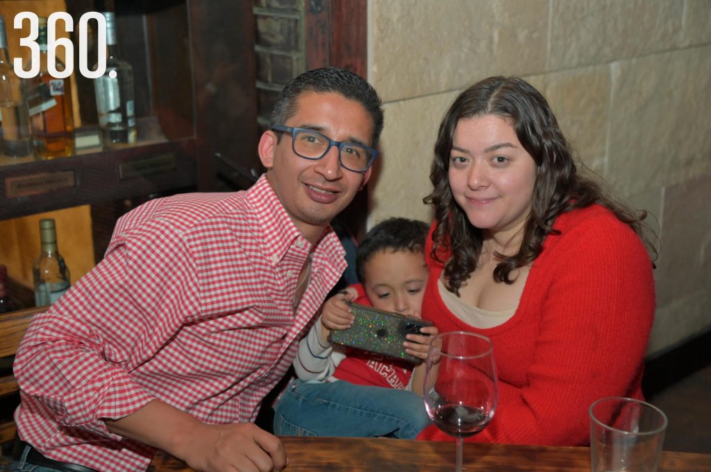 Alejandro y Alex Niño con Adriana Martínez.