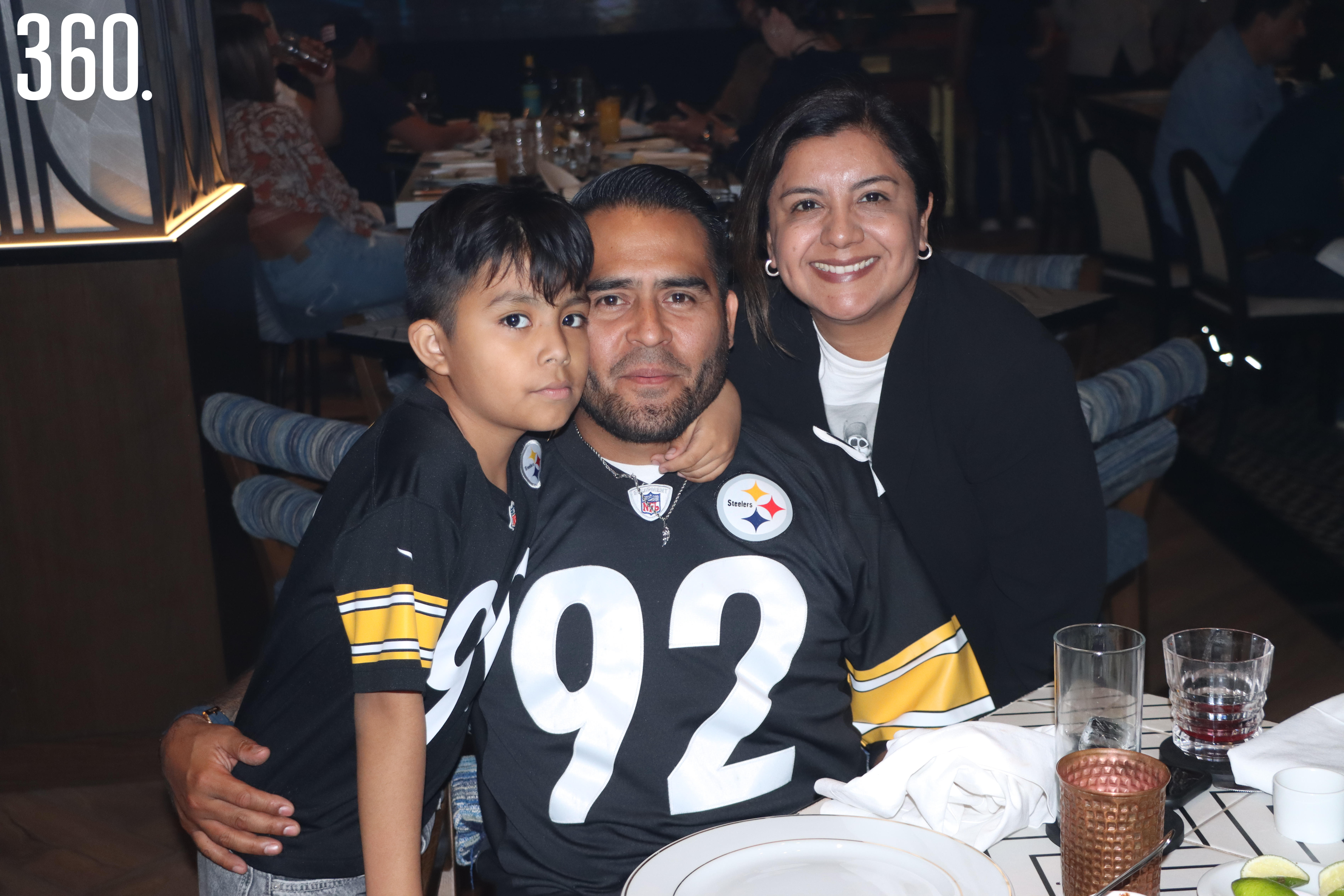 Mateo y Luis Nieto con Rocío Nájera.
