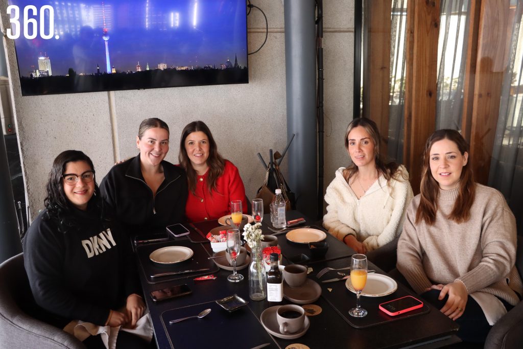 Karla Ramos, Blanca González, Andrea Dávila, Lily González y Mariela Valdez.
