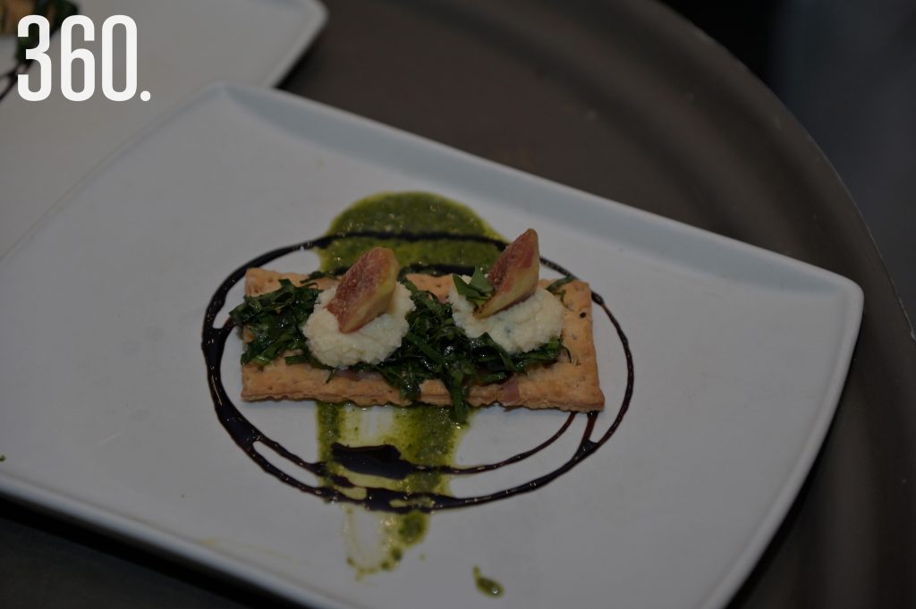 Ensalada de higos, mascarpone, jamón serrano y vinagreta de balsámico de chile ancho.