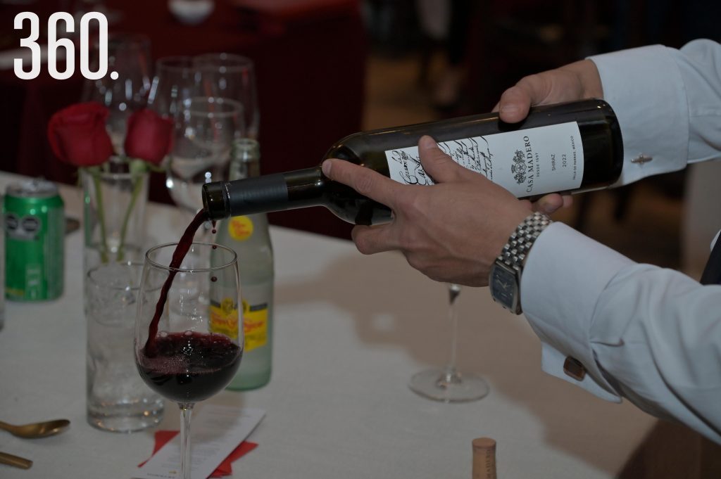 Cada tiempo del menú fue maridado con un vino local.