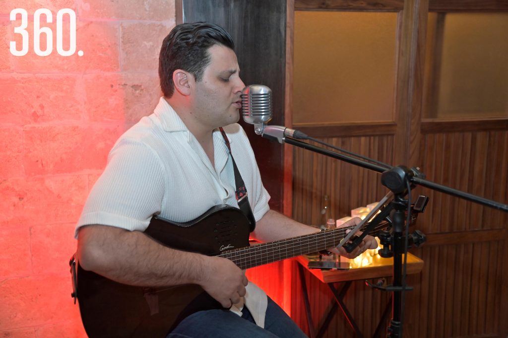 El músico Martín Molina se presentó durante la cena.