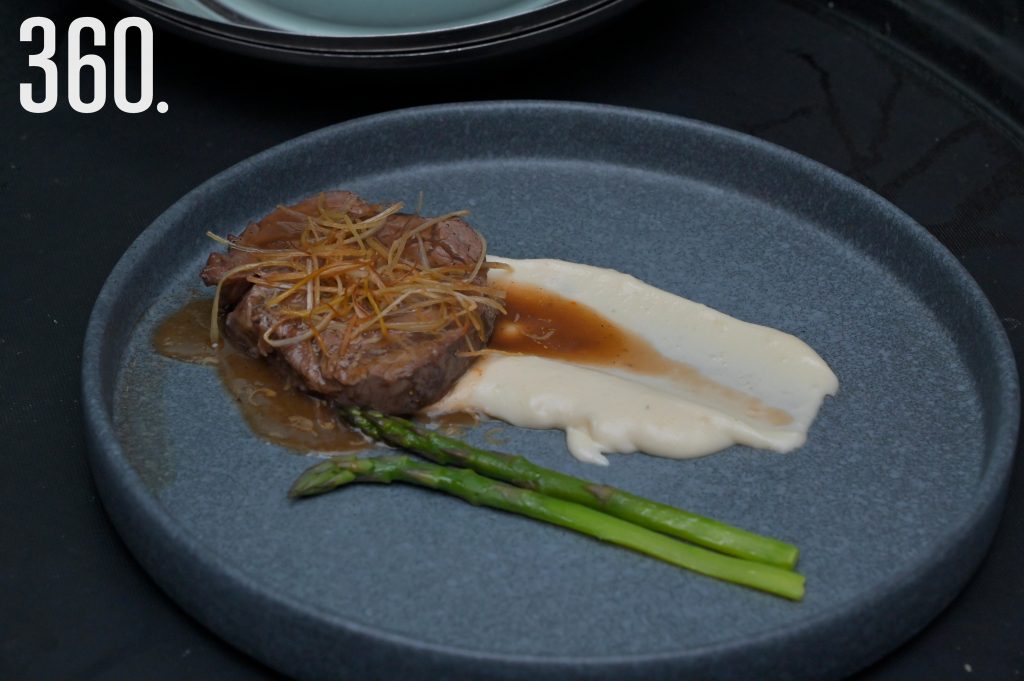 Filete de res angus, salsa de cebollas caramelizadas, puré de papa camebert y ralladura de foie gras.