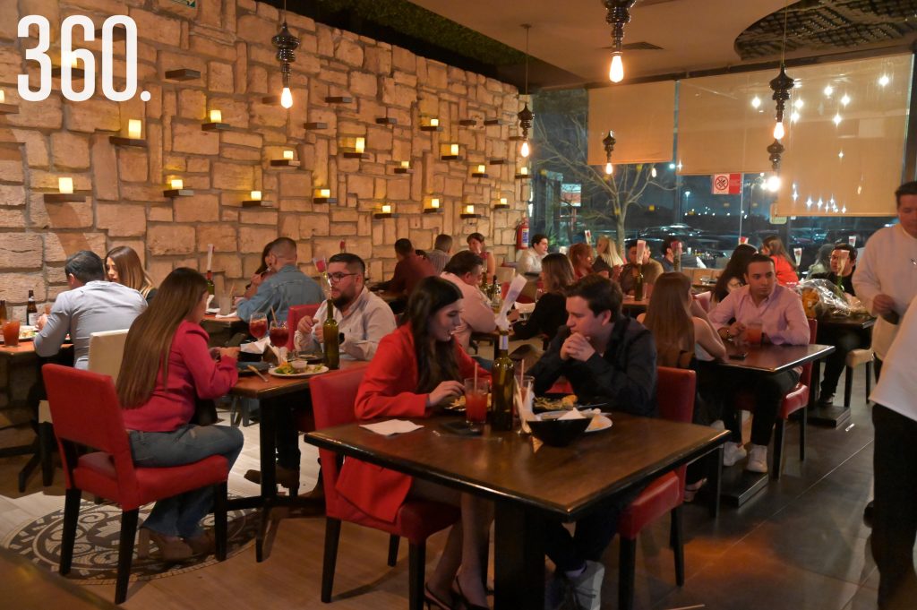 Asistentes a la cena de San Valentín.