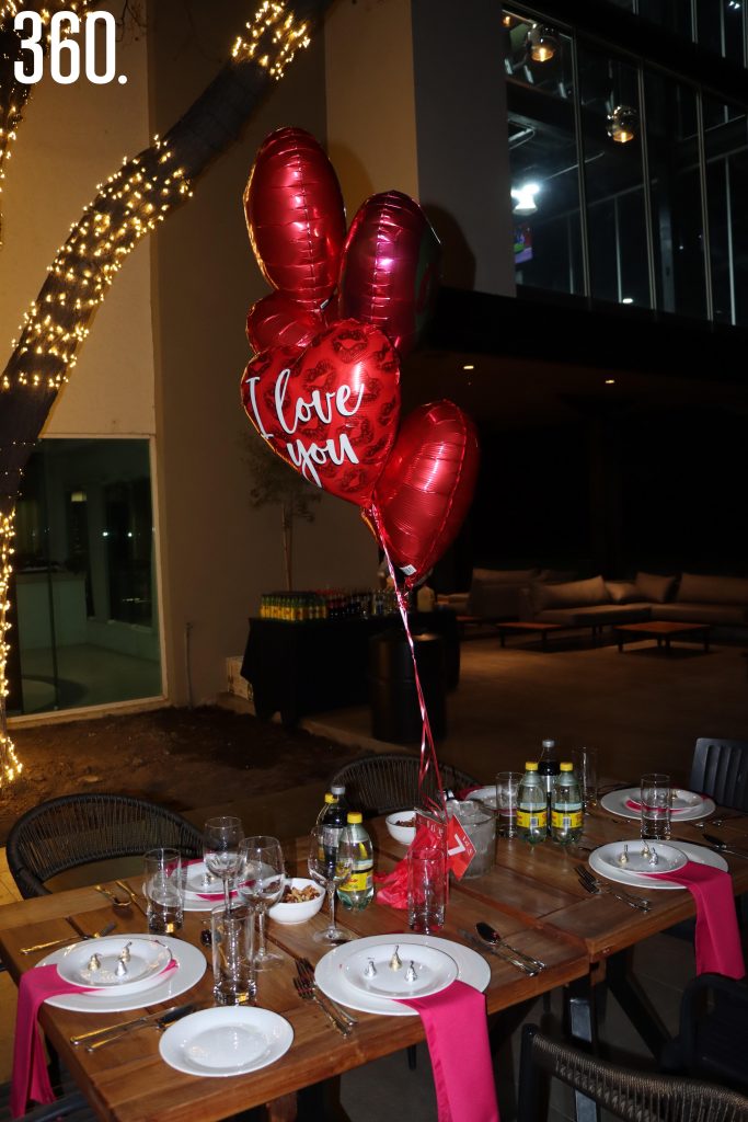 Colocaron globos con forma de corazón como centros de mesa.