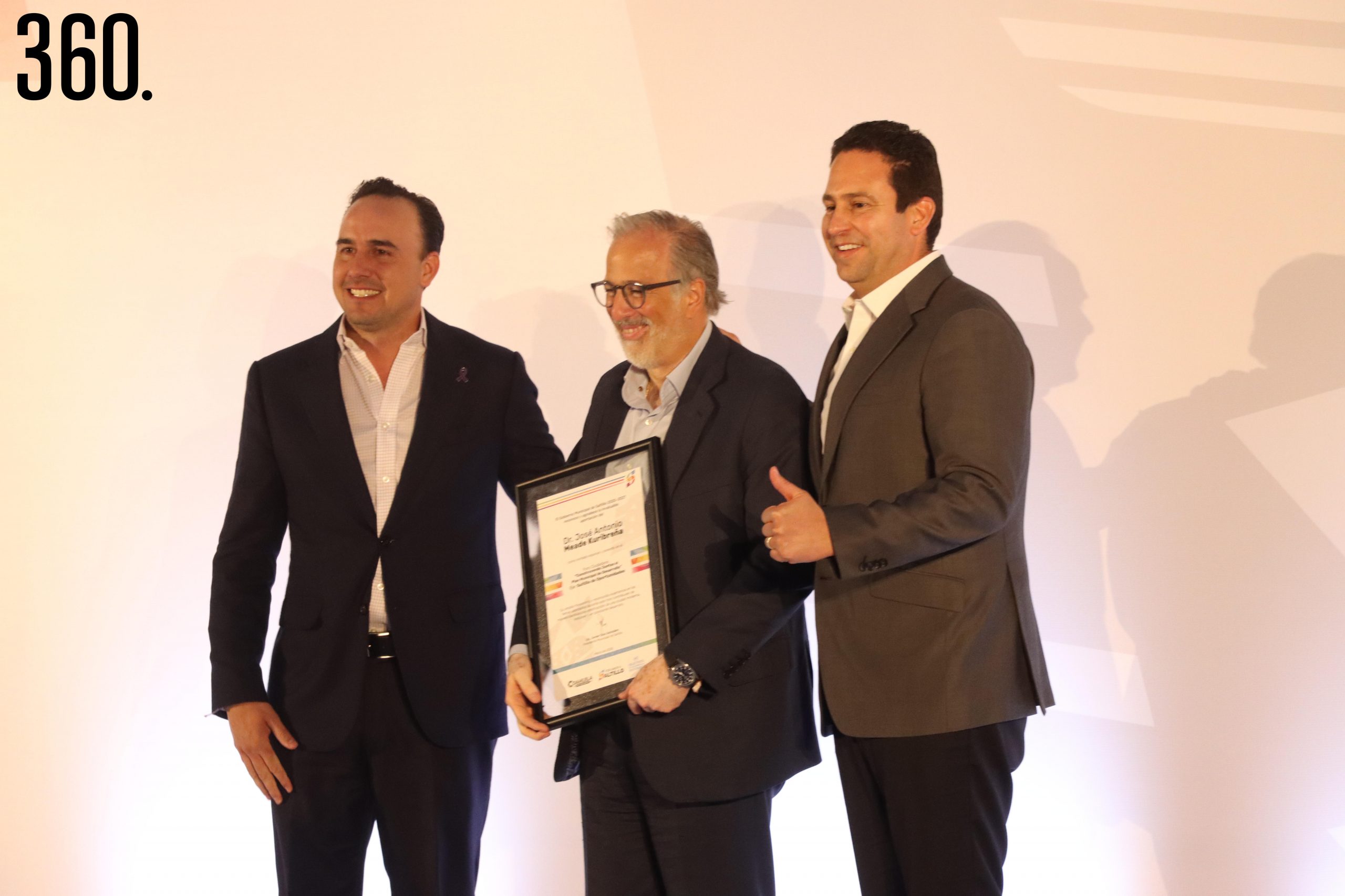 Entrega de reconocimiento para José Antonio Meade por parte de Manolo Jiménez y Javier Díaz.