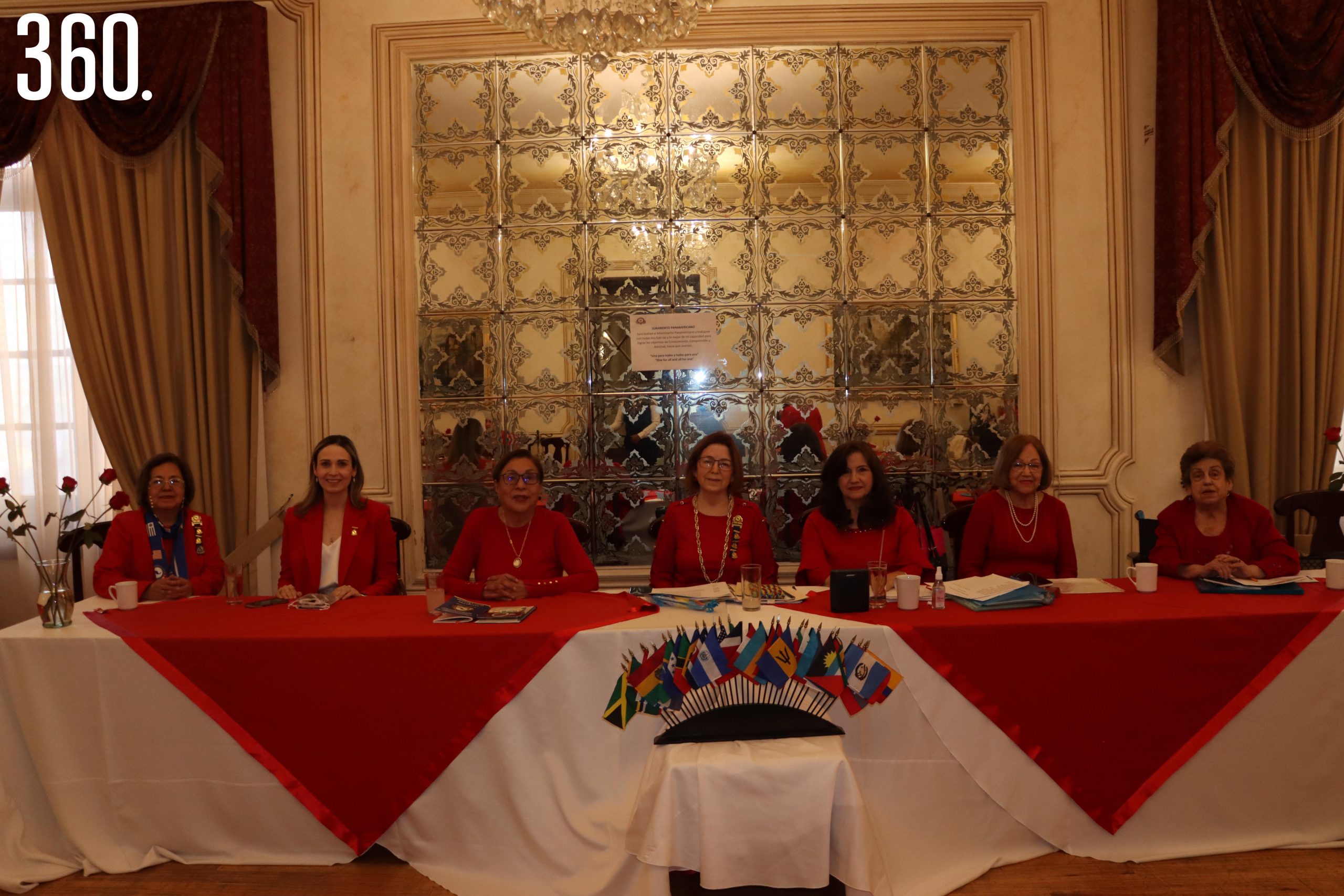 Elsa Valdés, Marcela Arizpe de Musa, Lupita Costilla, Angélica Zertuche de Candelas, Dalia Rodríguez de Rodríguez, Maisy Ramos de Gómez y Socorrito González, mesa directiva.