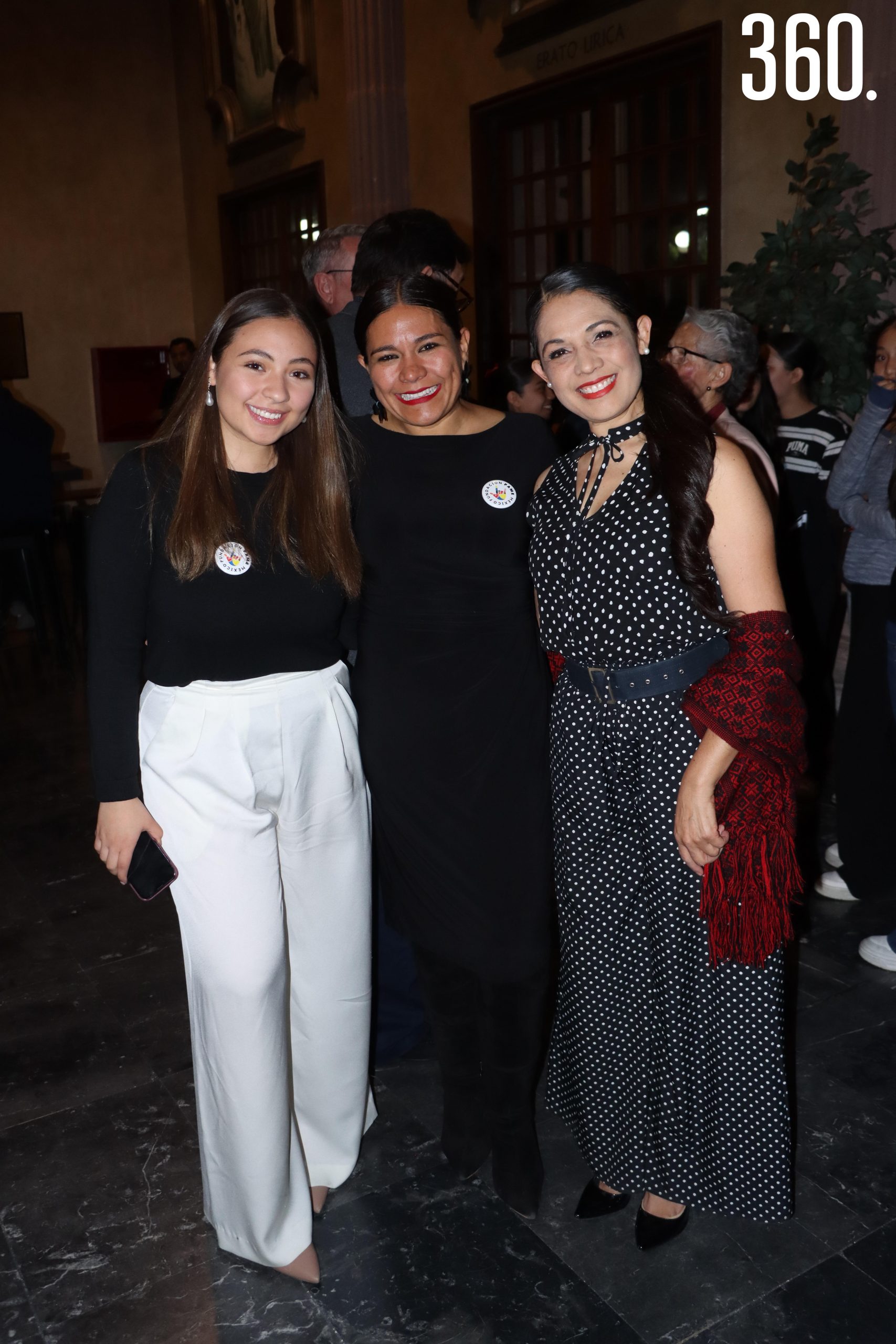Rebeca y Patricia Yeverino con Maribel Lugo.