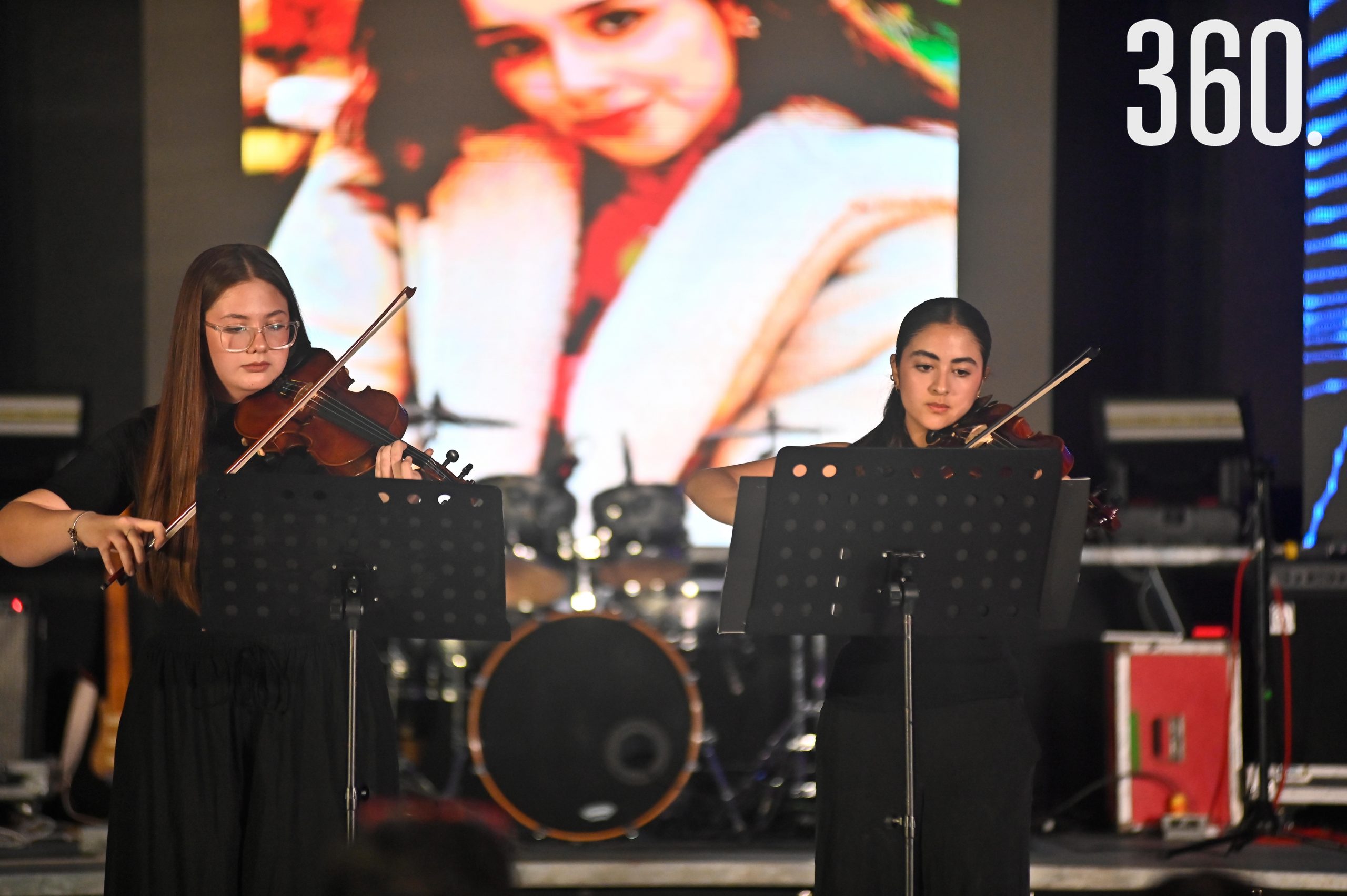 Raquel Velásquez y Amelie Barraza.