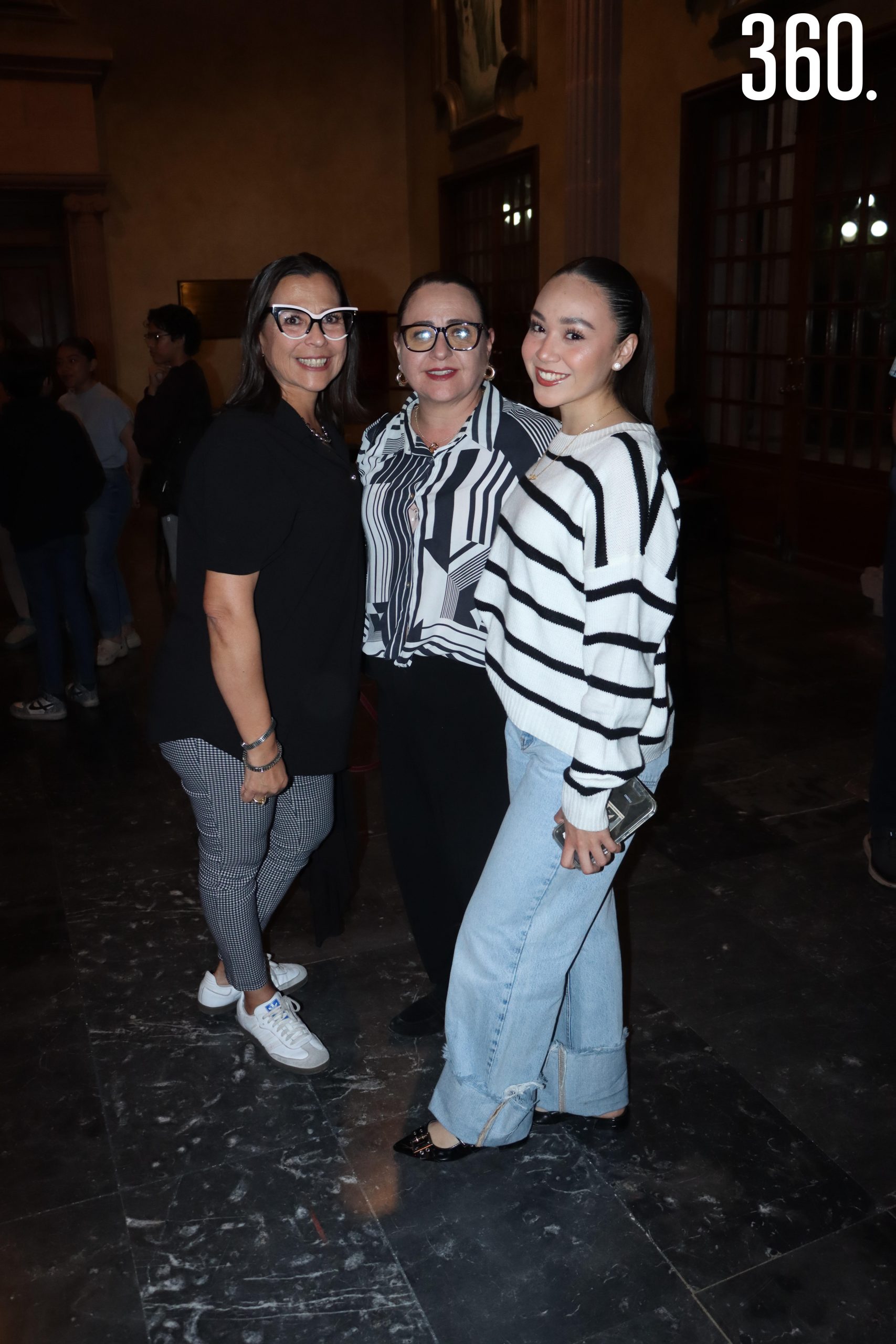 Olga y Gaby Menchaca con Ana Elisa Hernández.