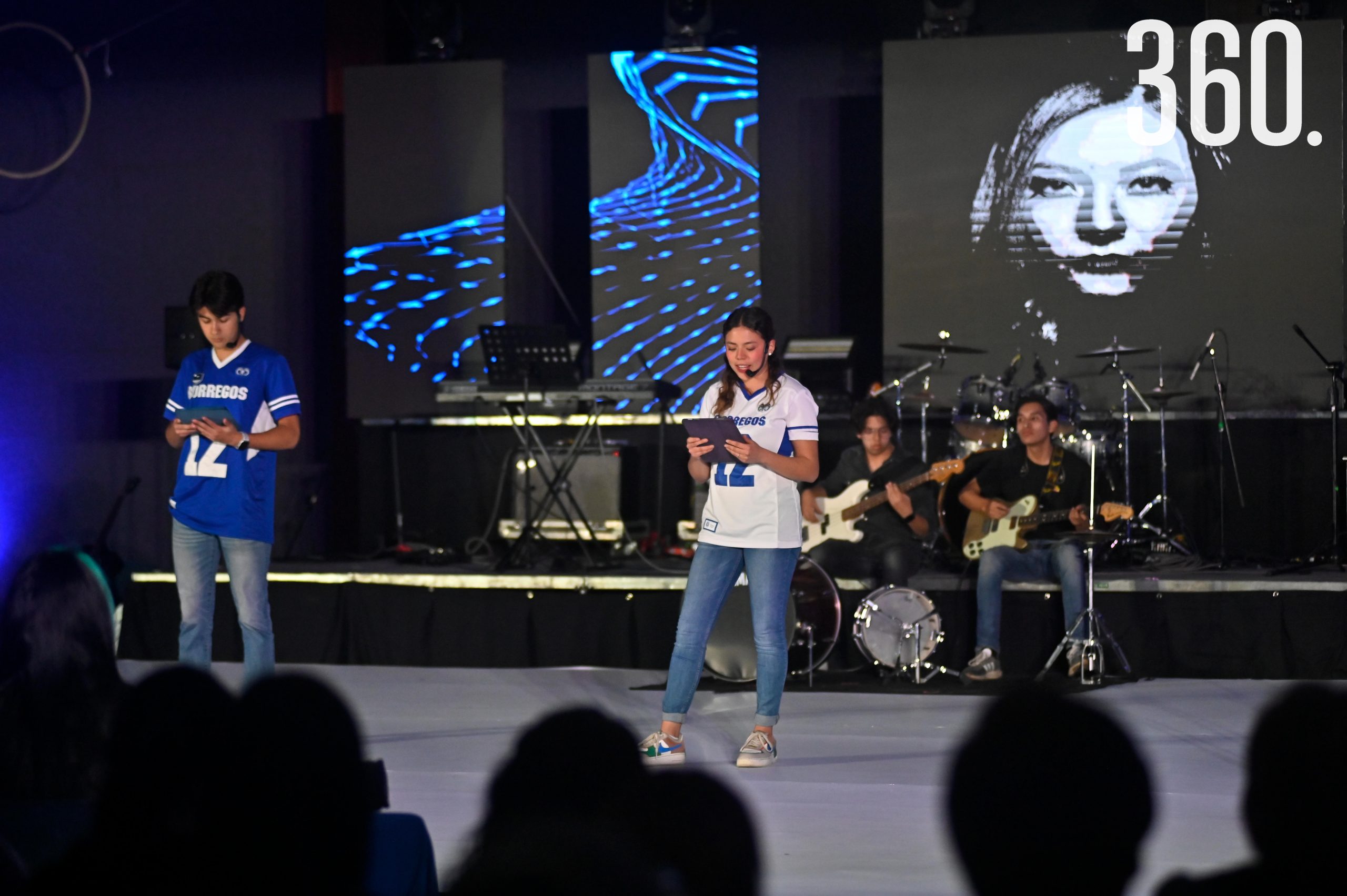 Los jóvenes demostraron su talento en el escenario.
