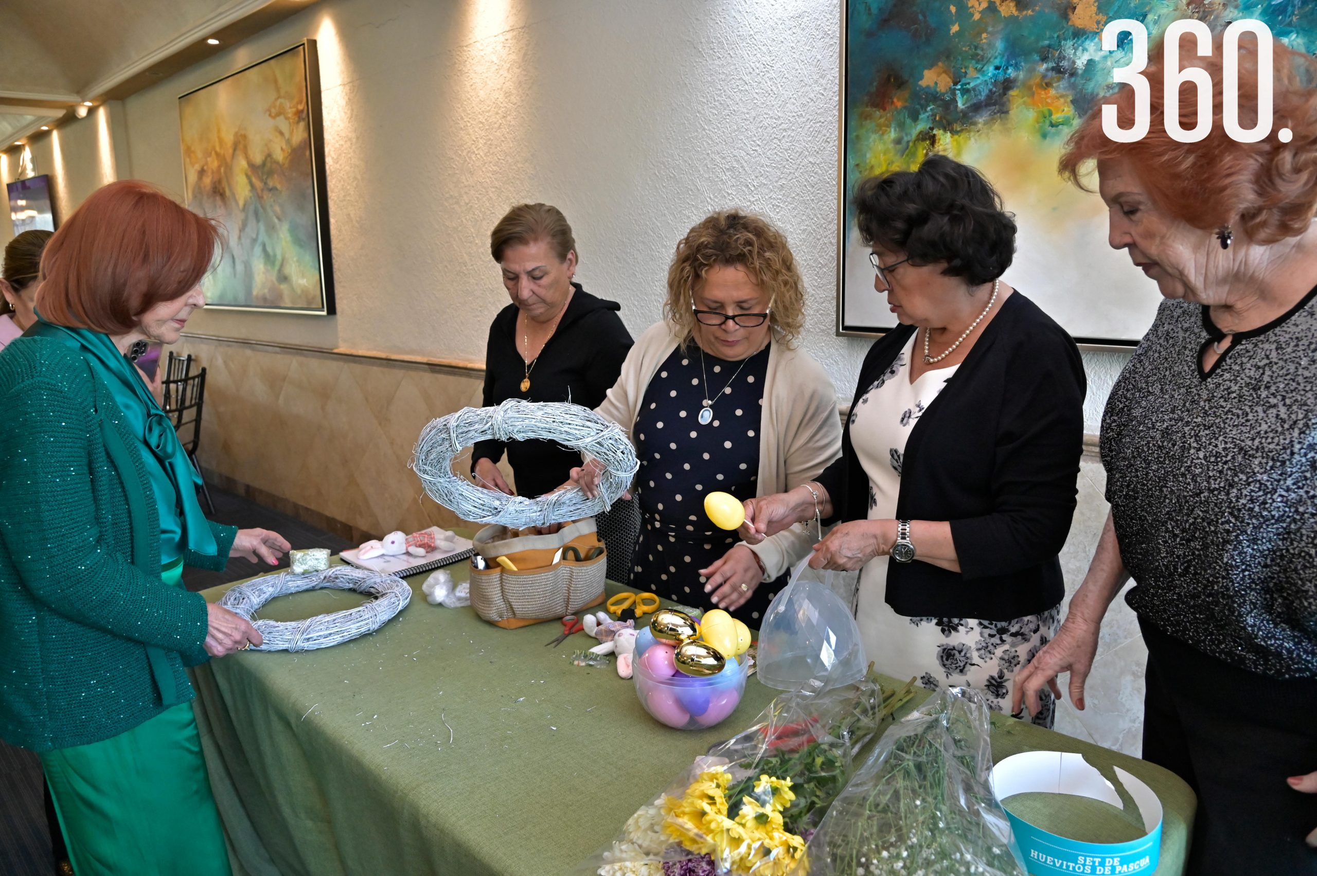 Con varas de vid, flores y mucho cariño, aprendieron a crear decoraciones de Pascua únicas.