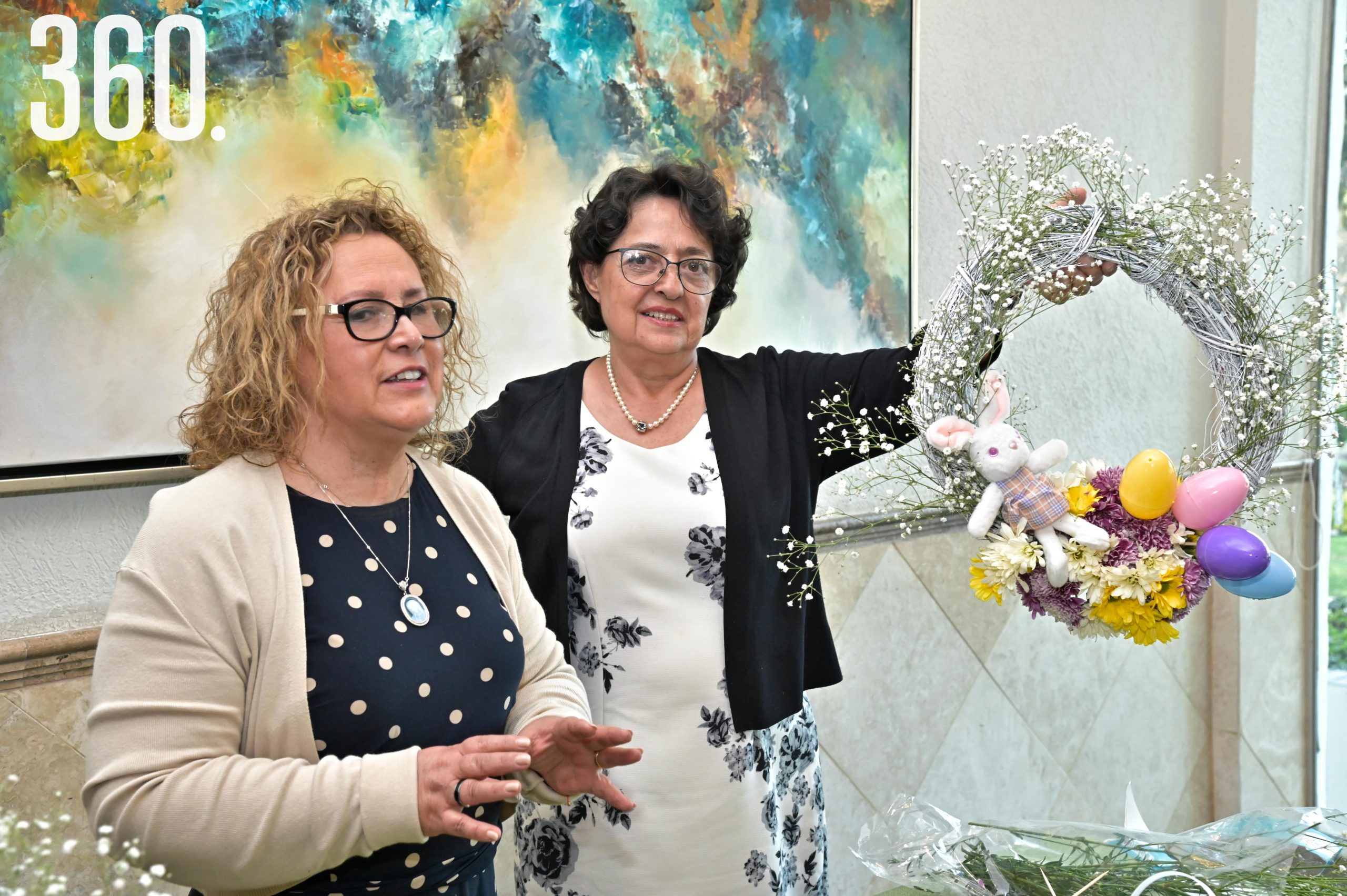 Pilar Sierra mostró cómo hacer una hermosa ‘Corona de Pascua’ con flores y detalles festivos.