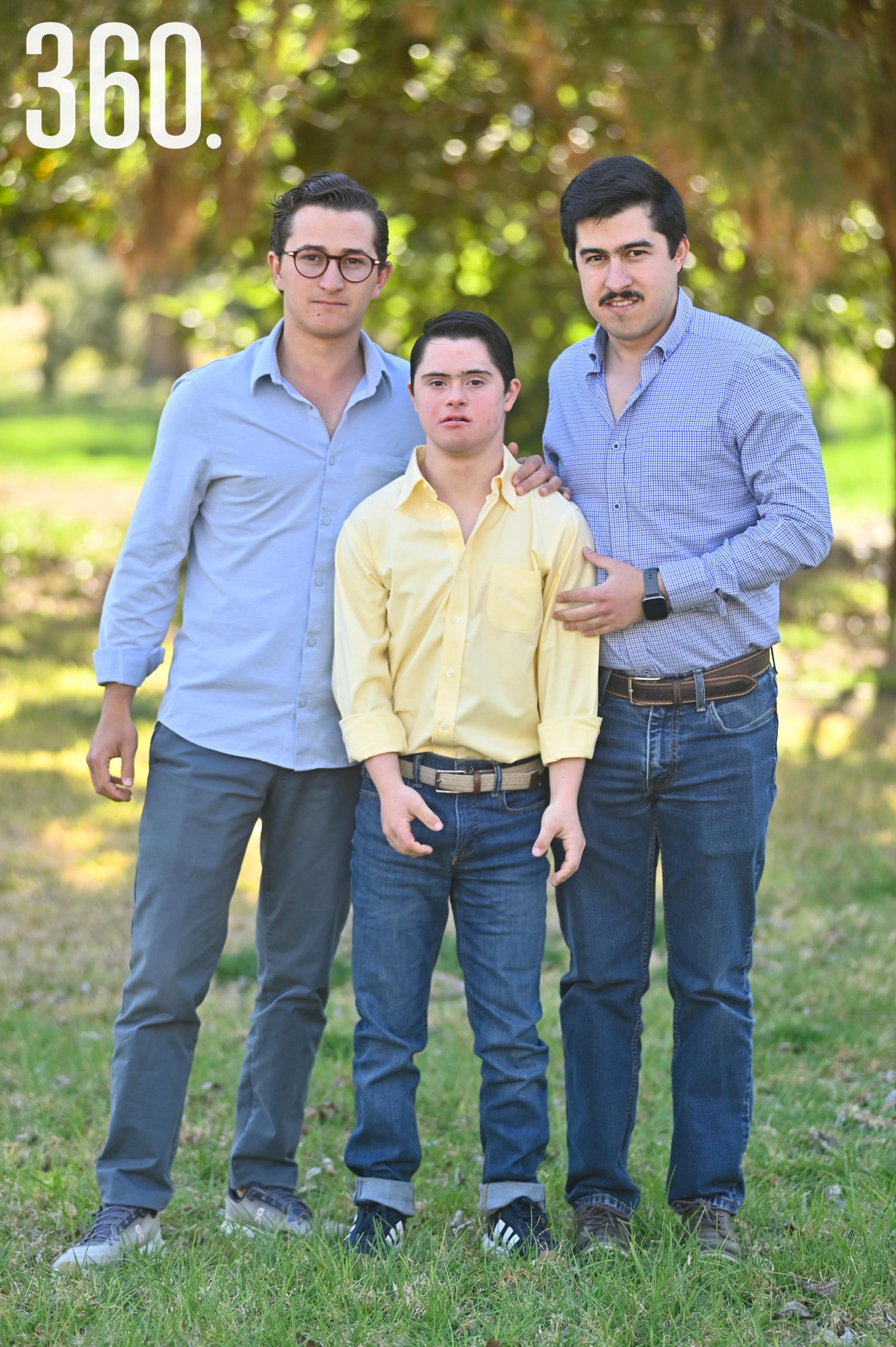 Con sus hermanos, Leonardo y José Humberto.