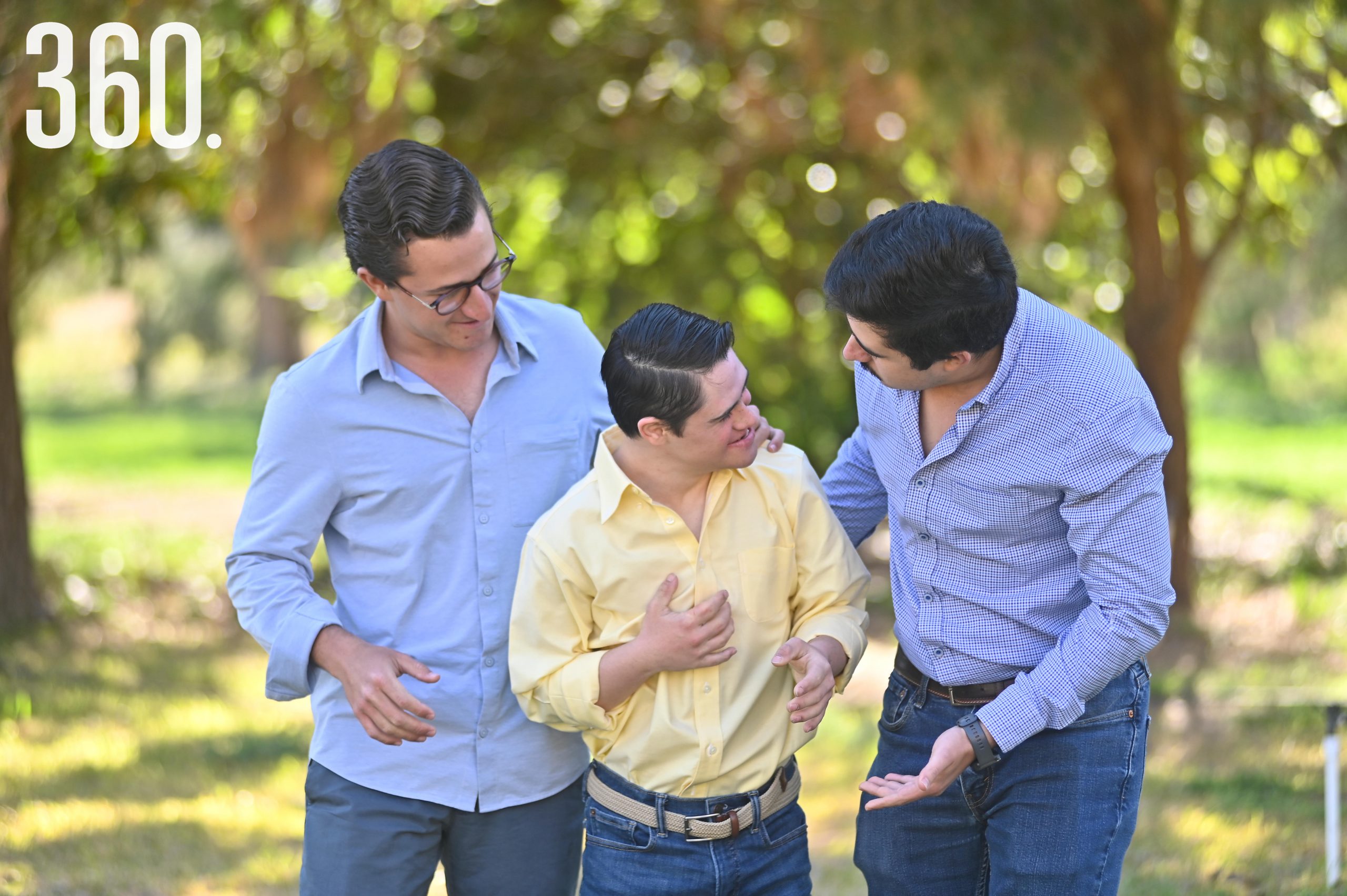 Pasar tiempo con sus hermanos lo hace muy feliz.