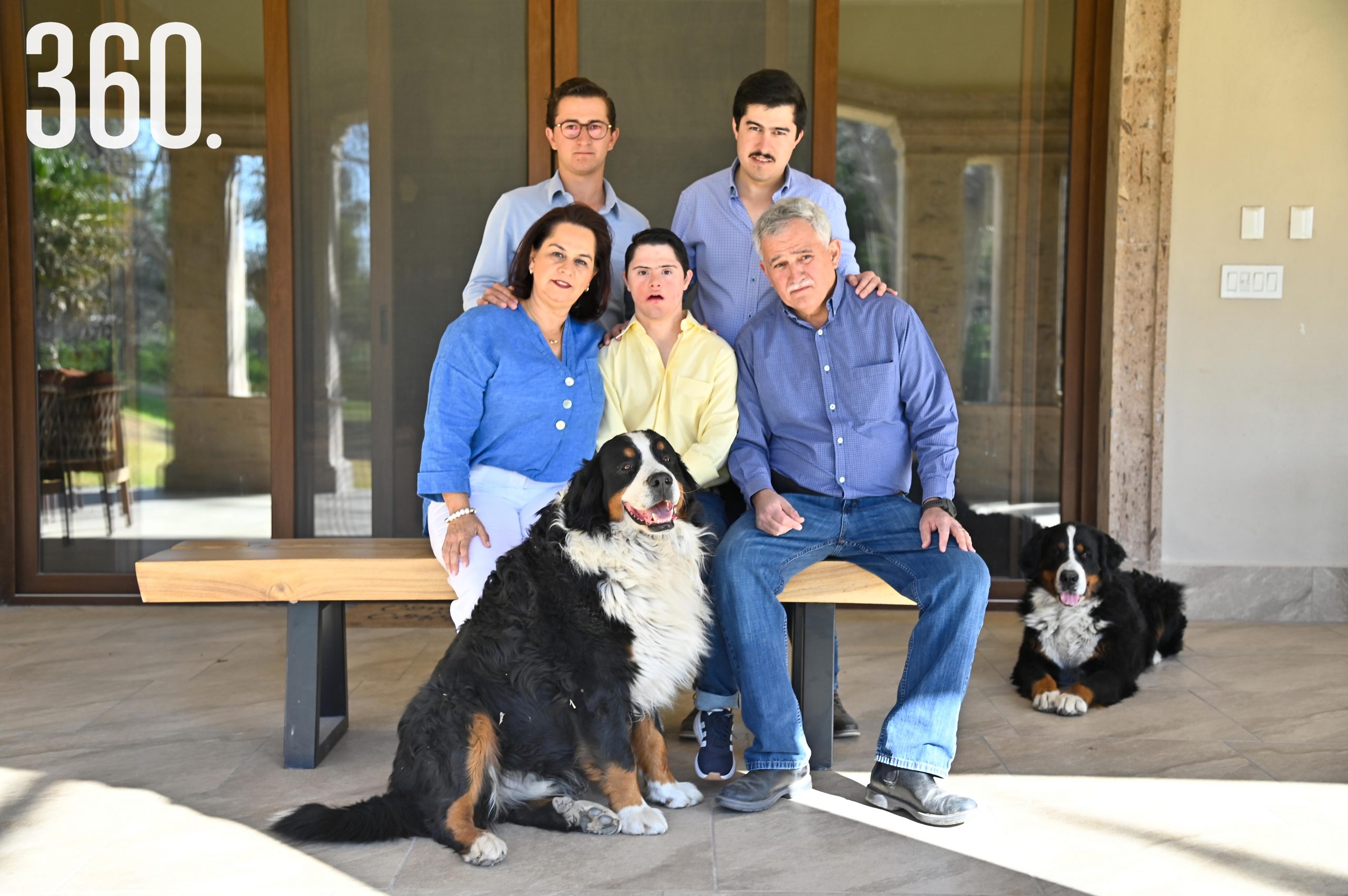 Ignacio con sus hermanos, Leonardo y José Humberto, y sus papás, Sylvia y José Humberto.