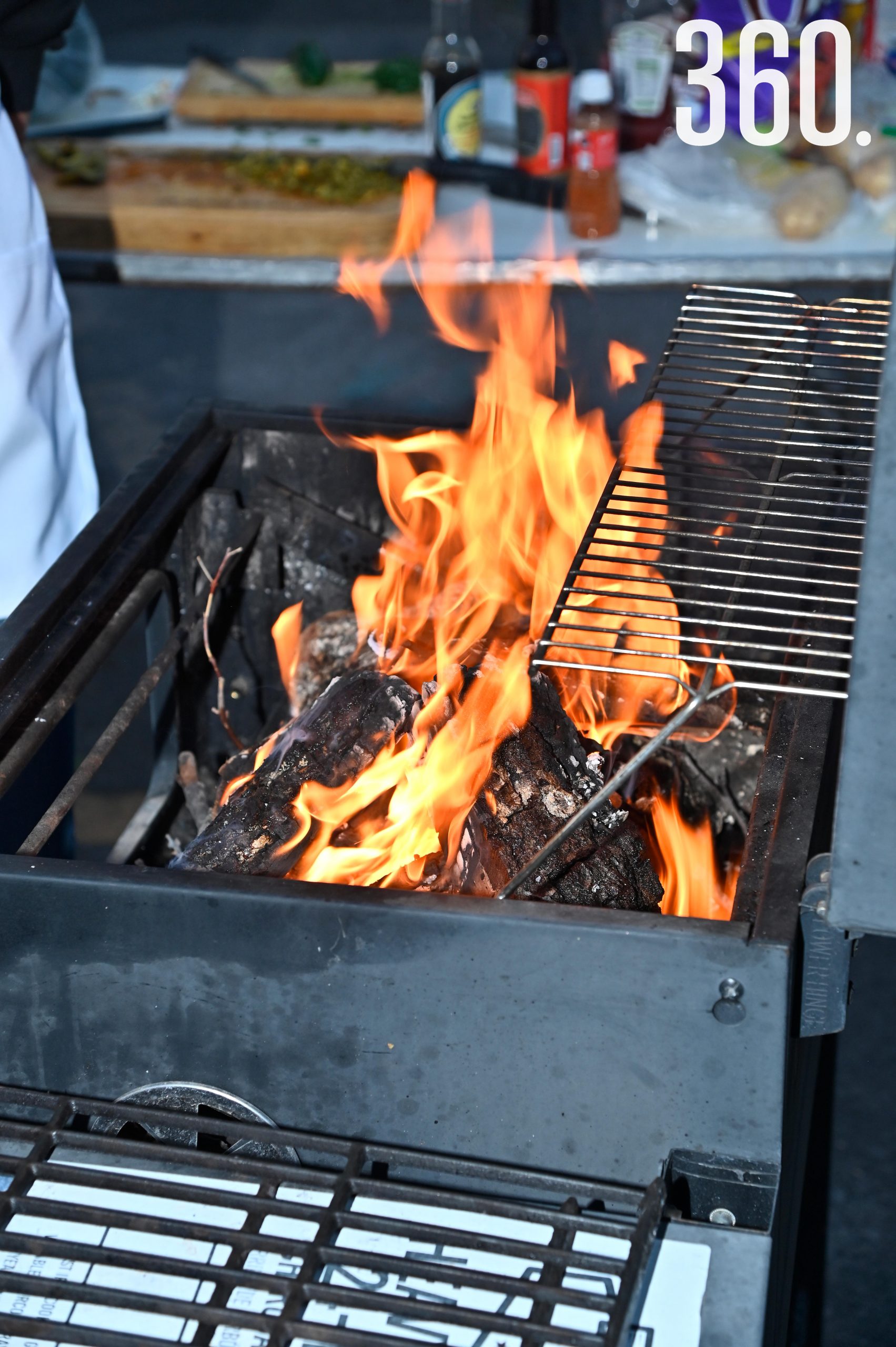 Prepararon el fuego del asador.