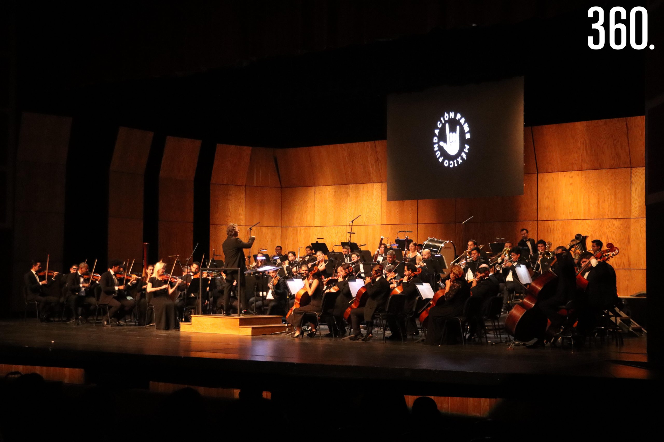 La orquesta cautivó al público con su música.